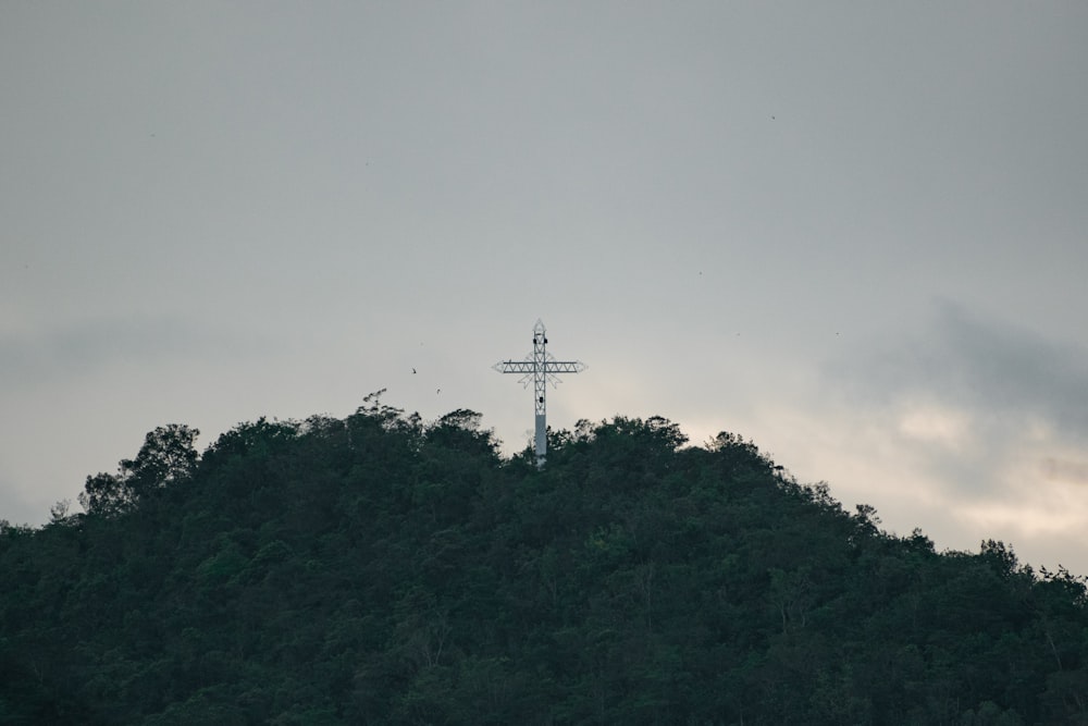 하늘 배경의 언덕 꼭대기에 있는 십자가