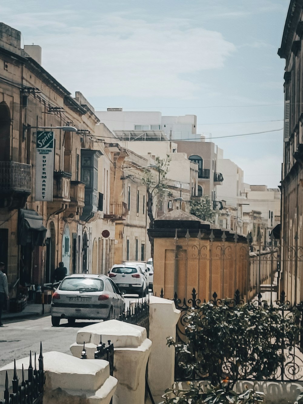 Una calle de la ciudad llena de mucho tráfico junto a edificios altos