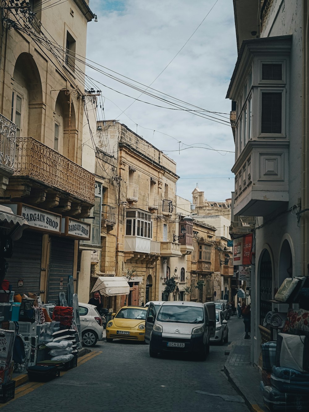 a city street filled with lots of parked cars