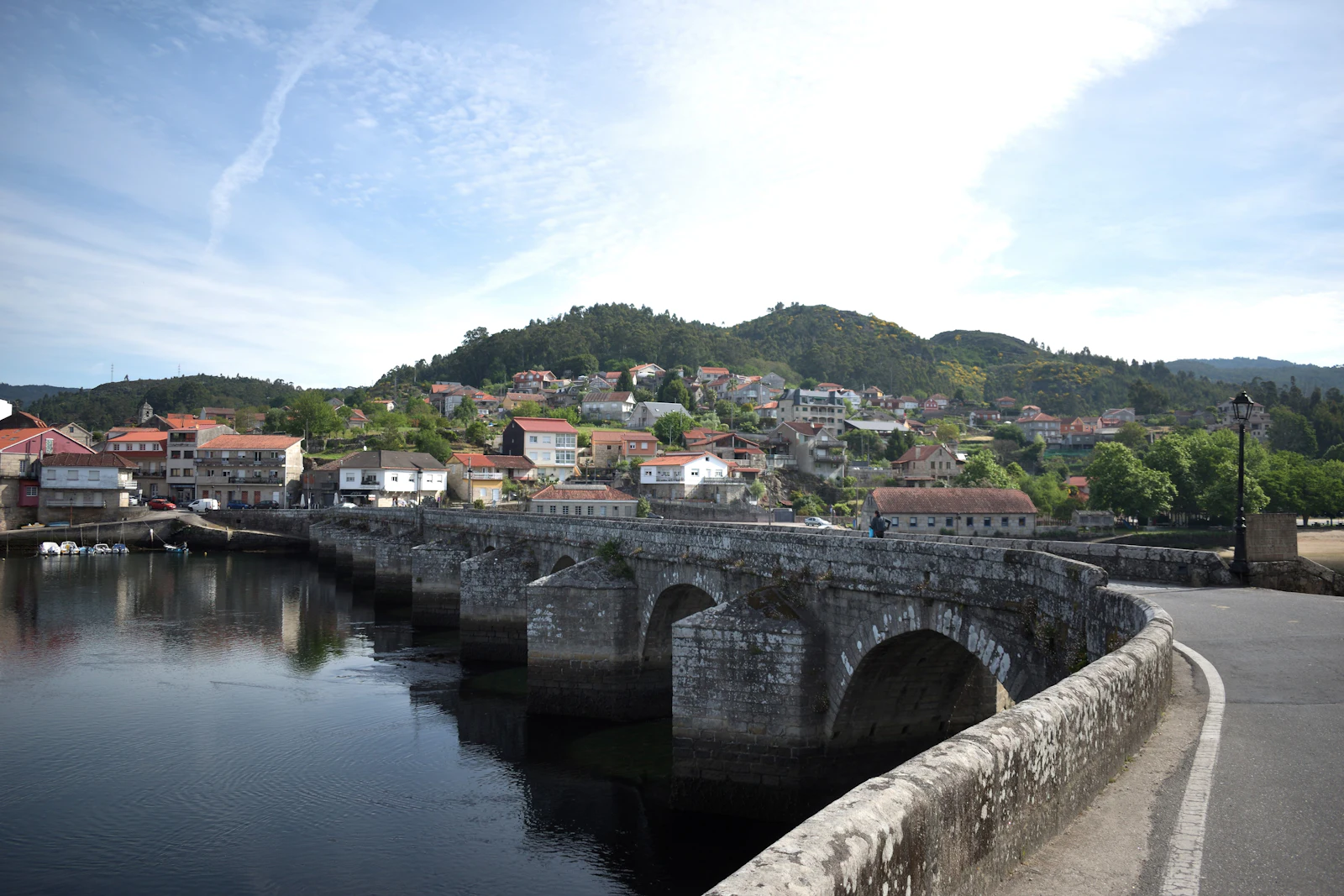 Puente de piedra y pueblo marinero en la provincia de Pontevedra