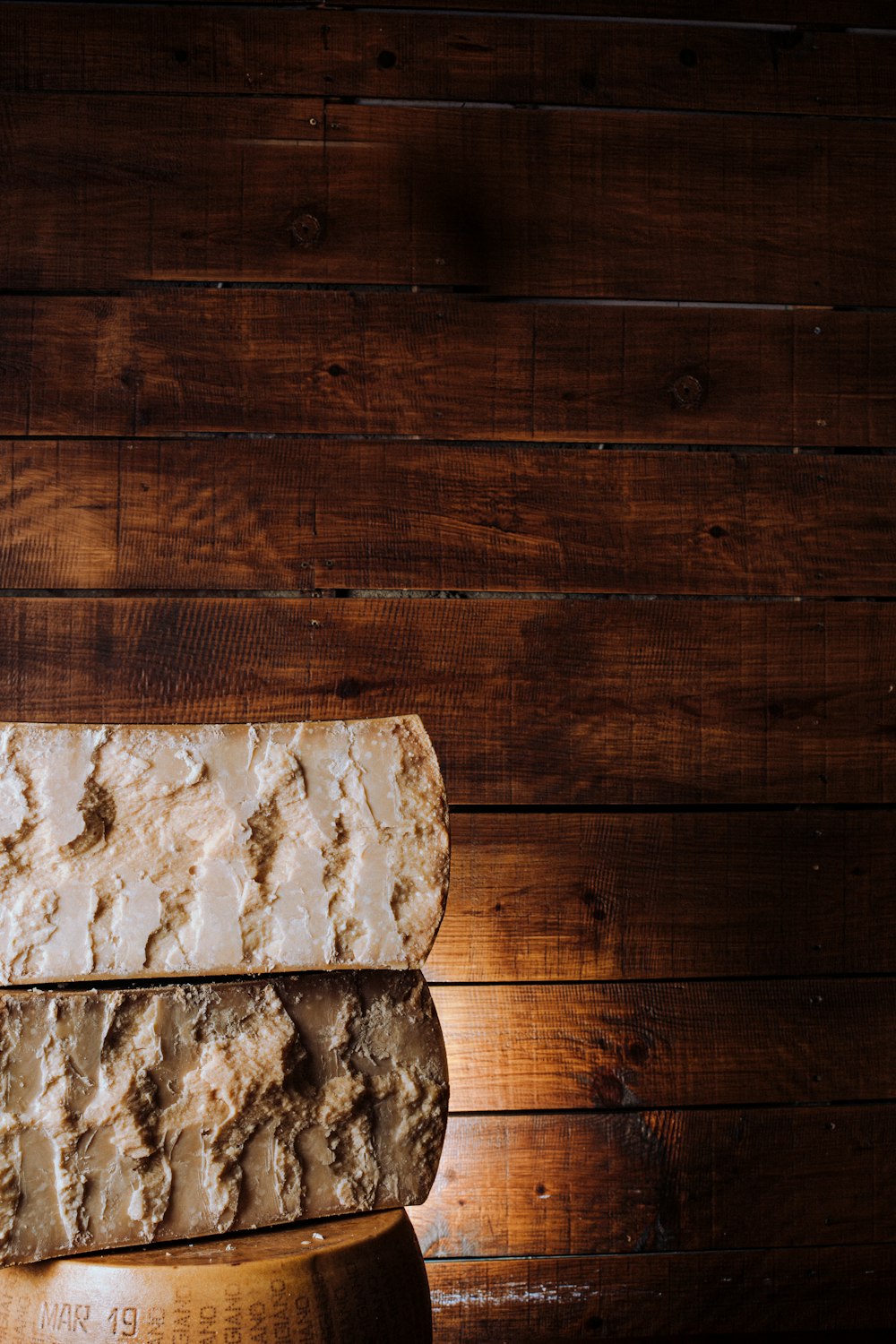 un pezzo di pane seduto sopra un tavolo di legno