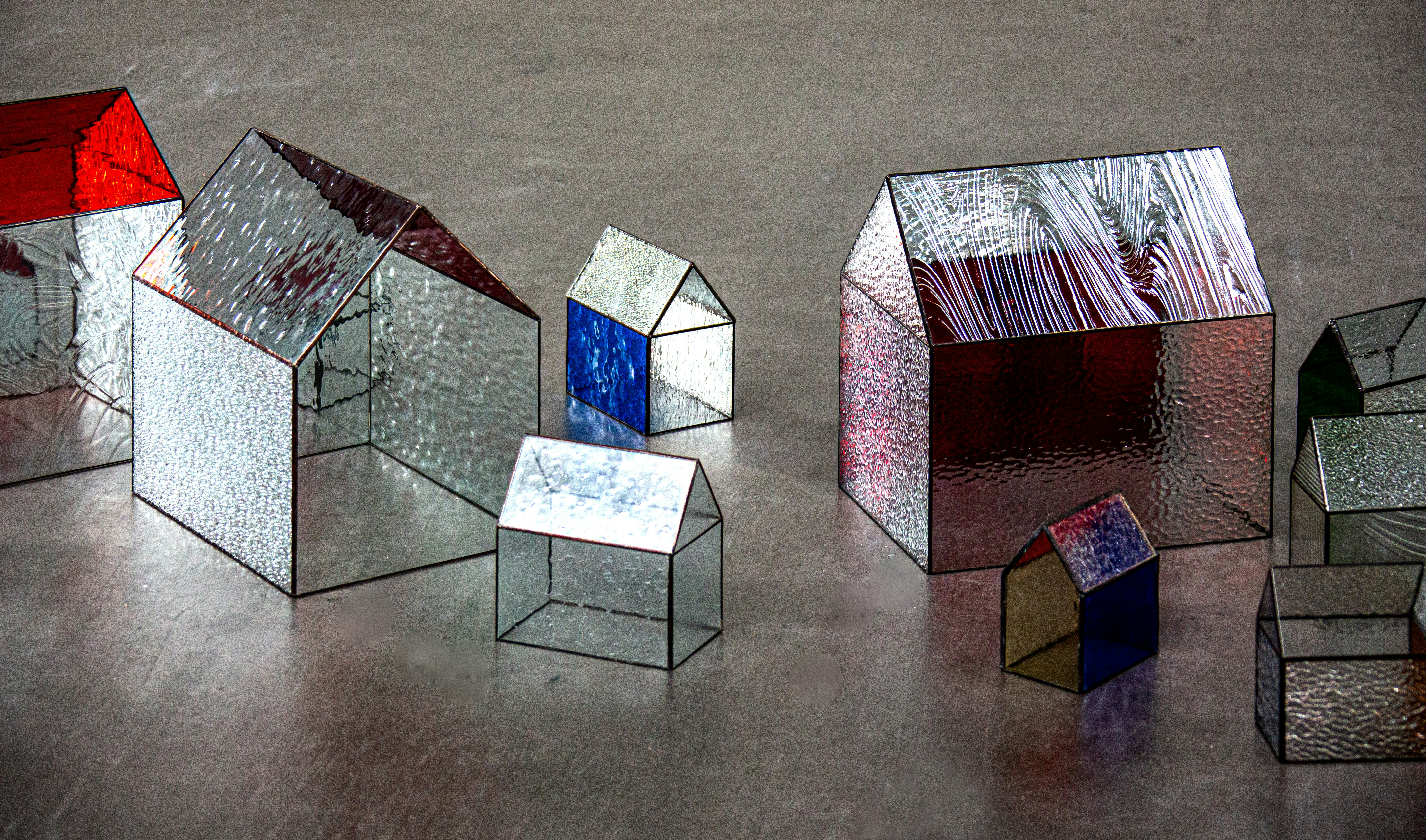 Eine Gruppe von Glashäusern sitzt auf einem Stockwerk