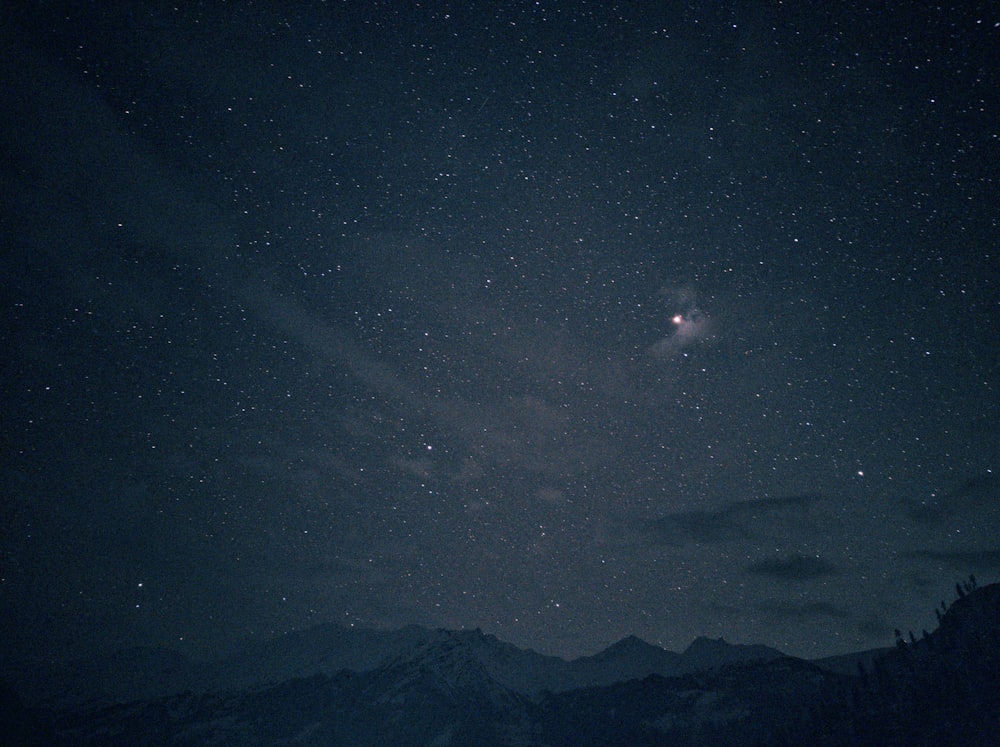 산맥 위의 별이 있는 밤하늘
