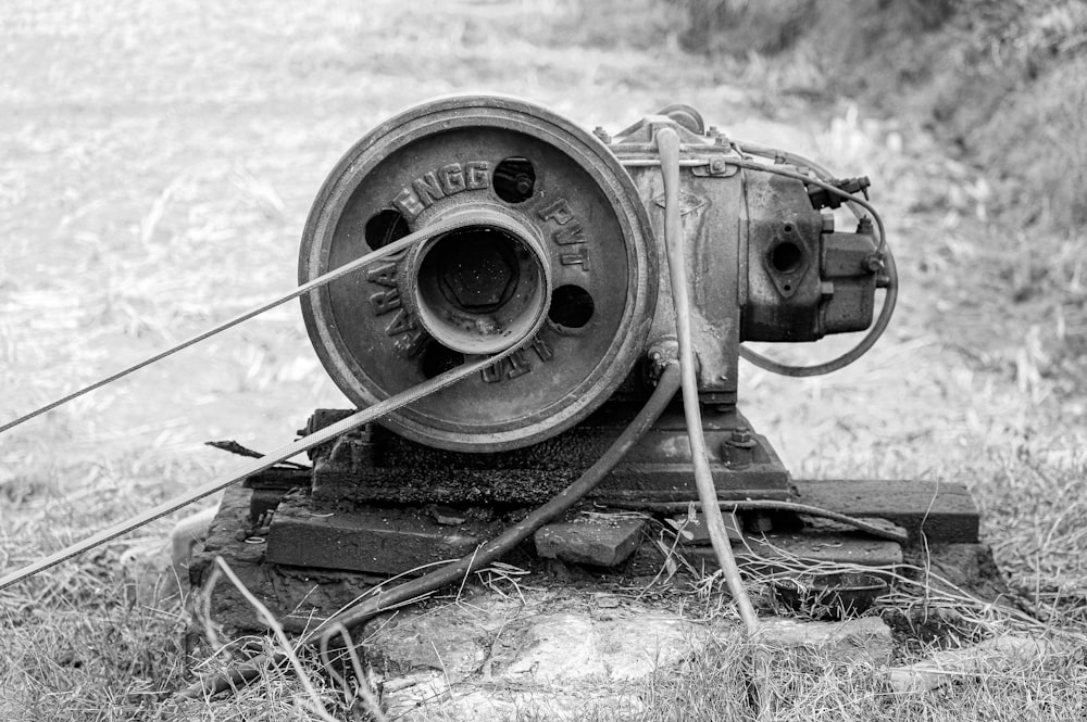 uma foto em preto e branco de um projetor de filme antigo