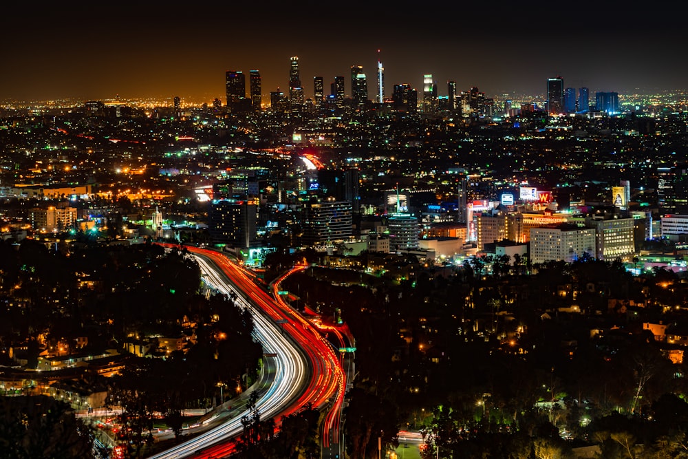 uma vista de uma cidade à noite de um ponto de vista alto