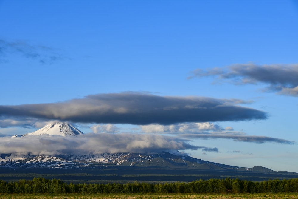 Una montaña cubierta de nubes en la distancia