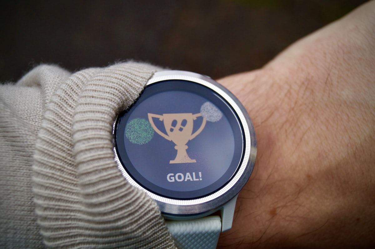 Close de relógio esportivo no pulso exibindo dados de treino, representando o monitoramento de frequência cardíaca