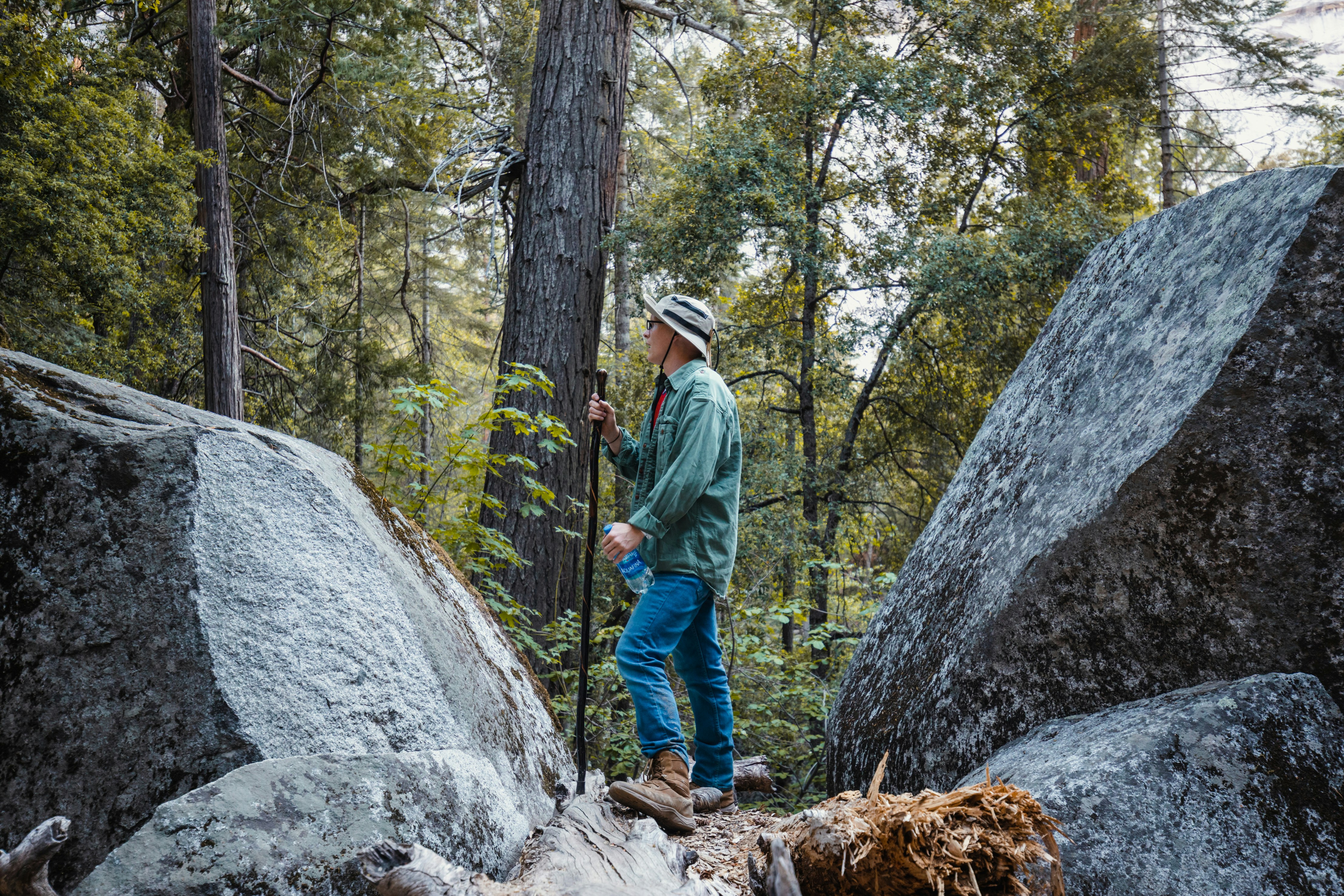 Ein Mann steht auf einem Felsen im Wald