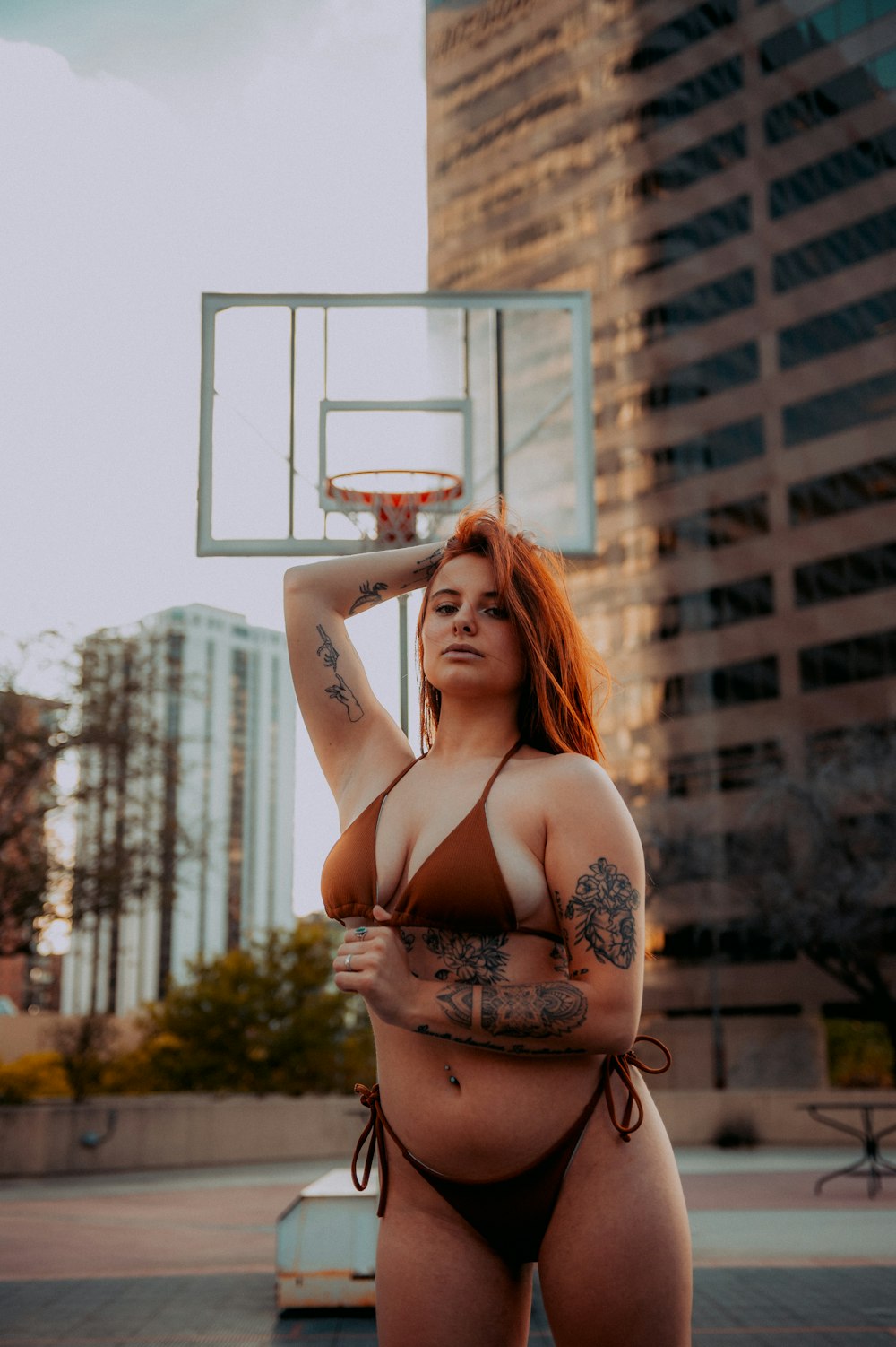Una mujer en bikini sosteniendo un aro de baloncesto