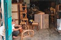 Perbaikan kursi makan kayu dan kulit