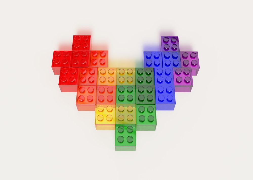 Ein Herz aus Legos auf weißem Grund