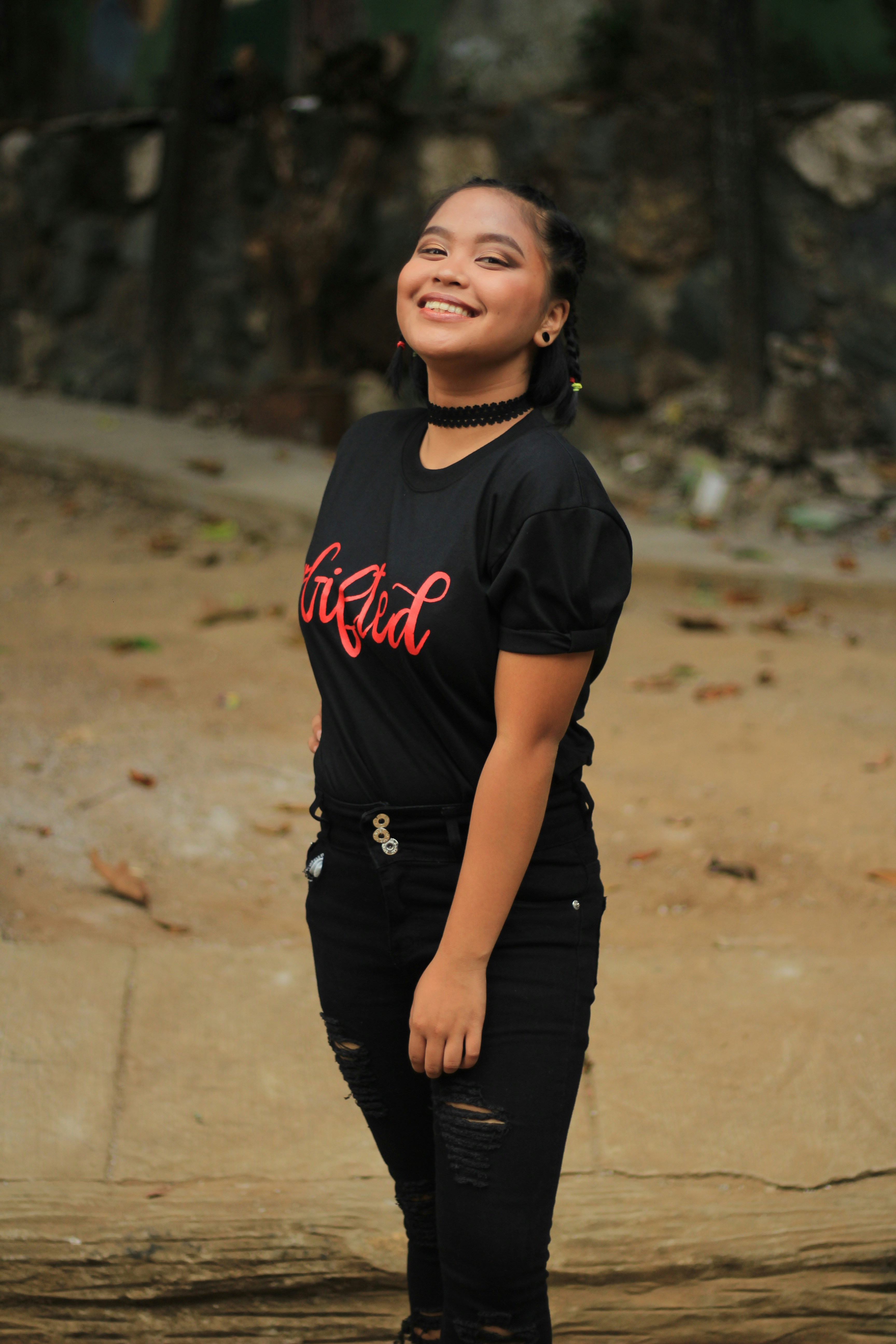 seorang wanita dengan kemeja hitam dan celana hitam