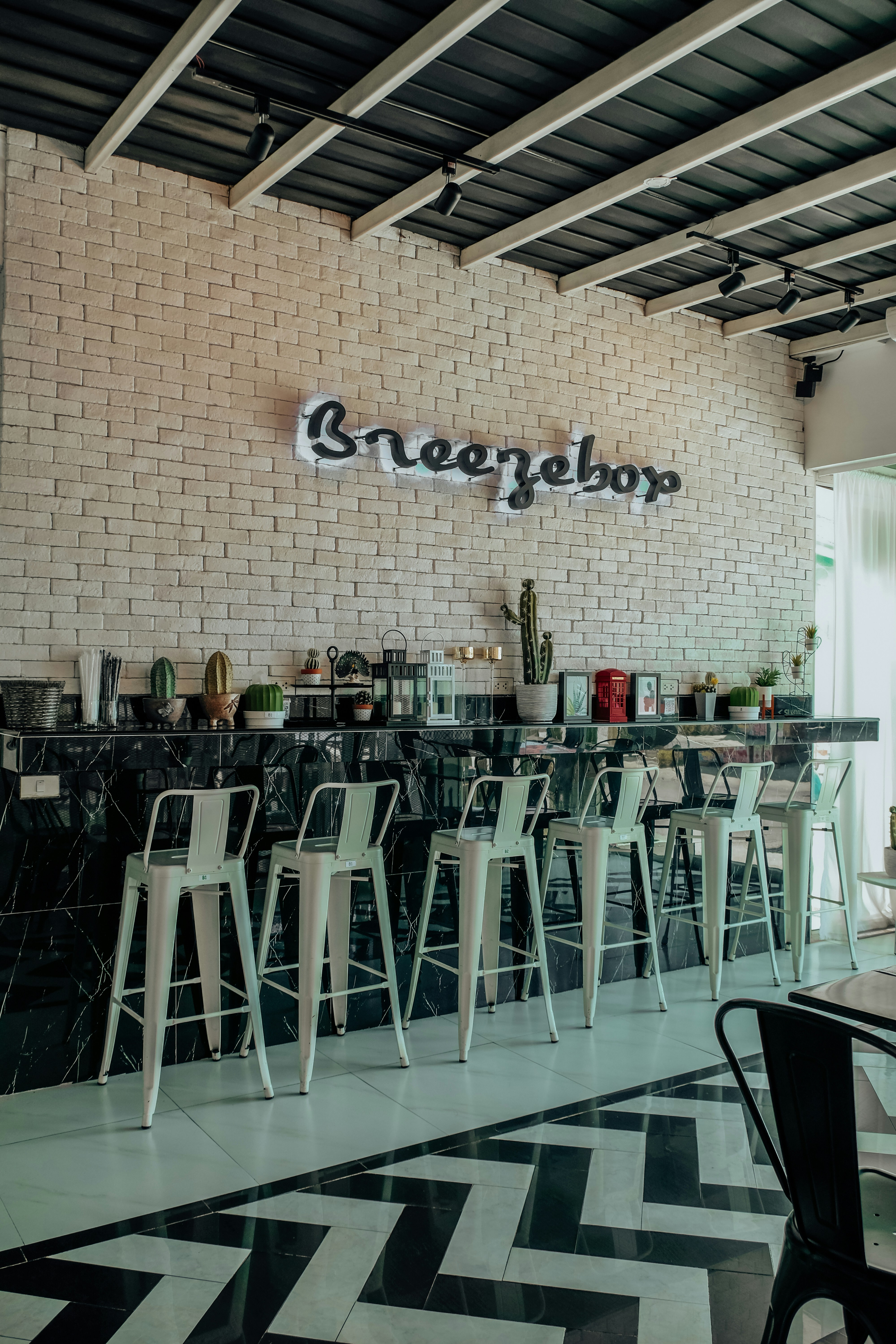um restaurante com piso quadriculado preto e branco