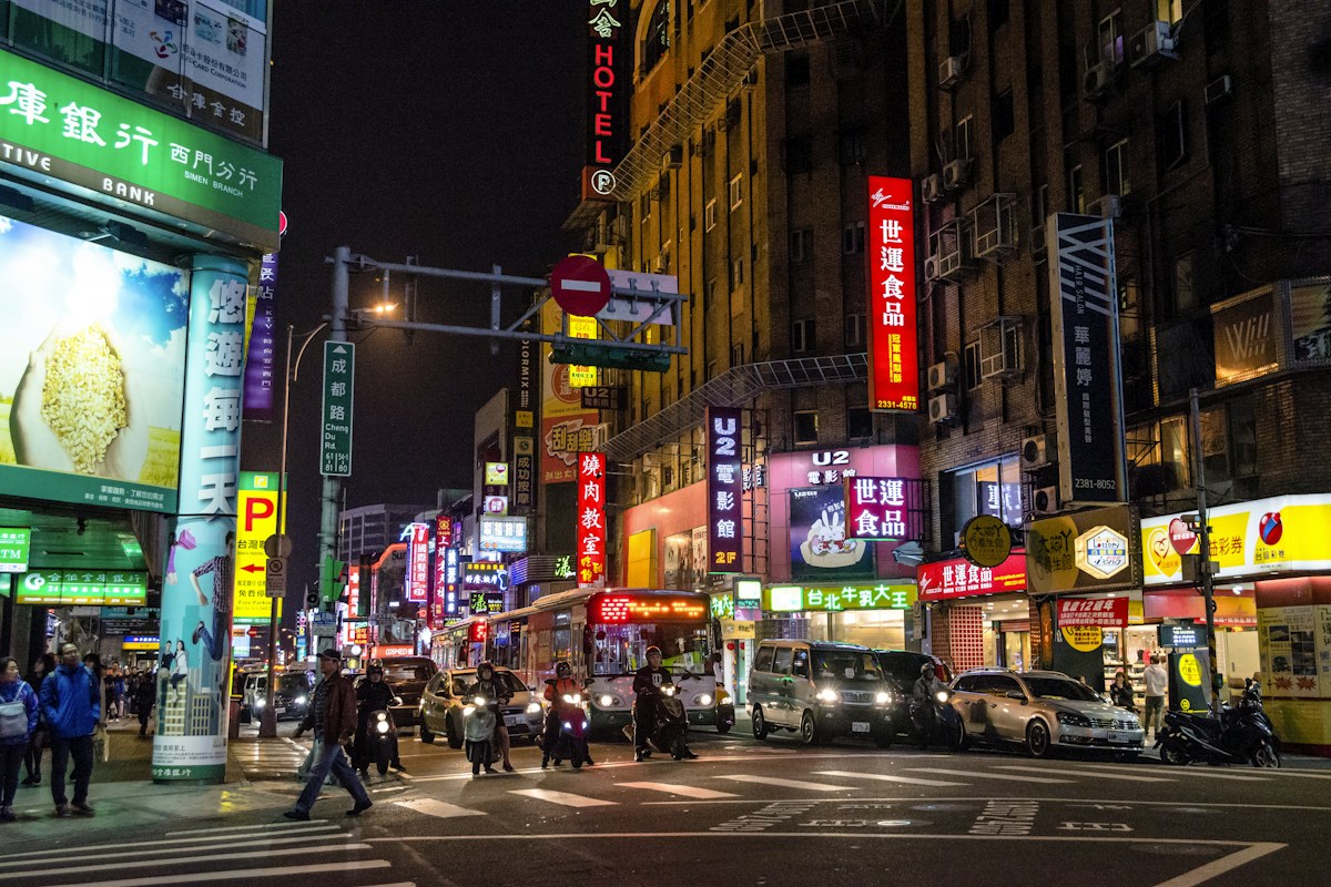 台北市區街道與往來車流