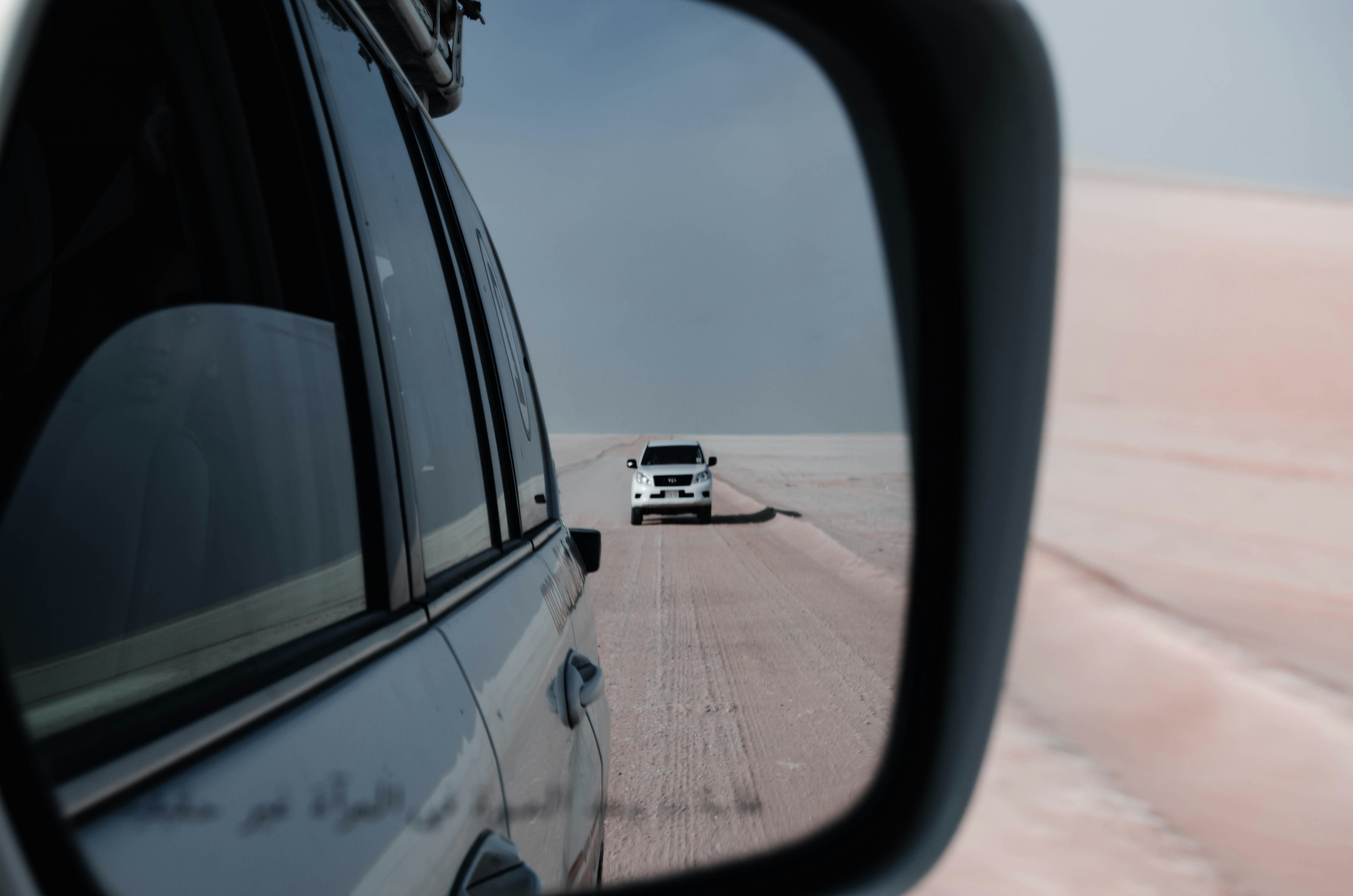 um carro é visto no espelho lateral de um veículo