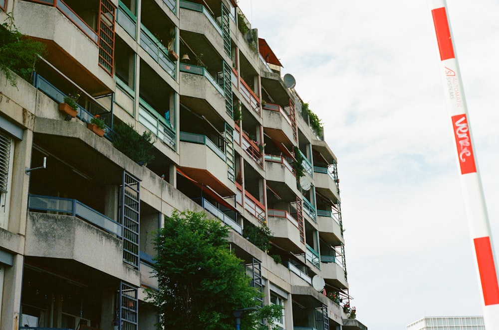 um sinal na lateral de um edifício