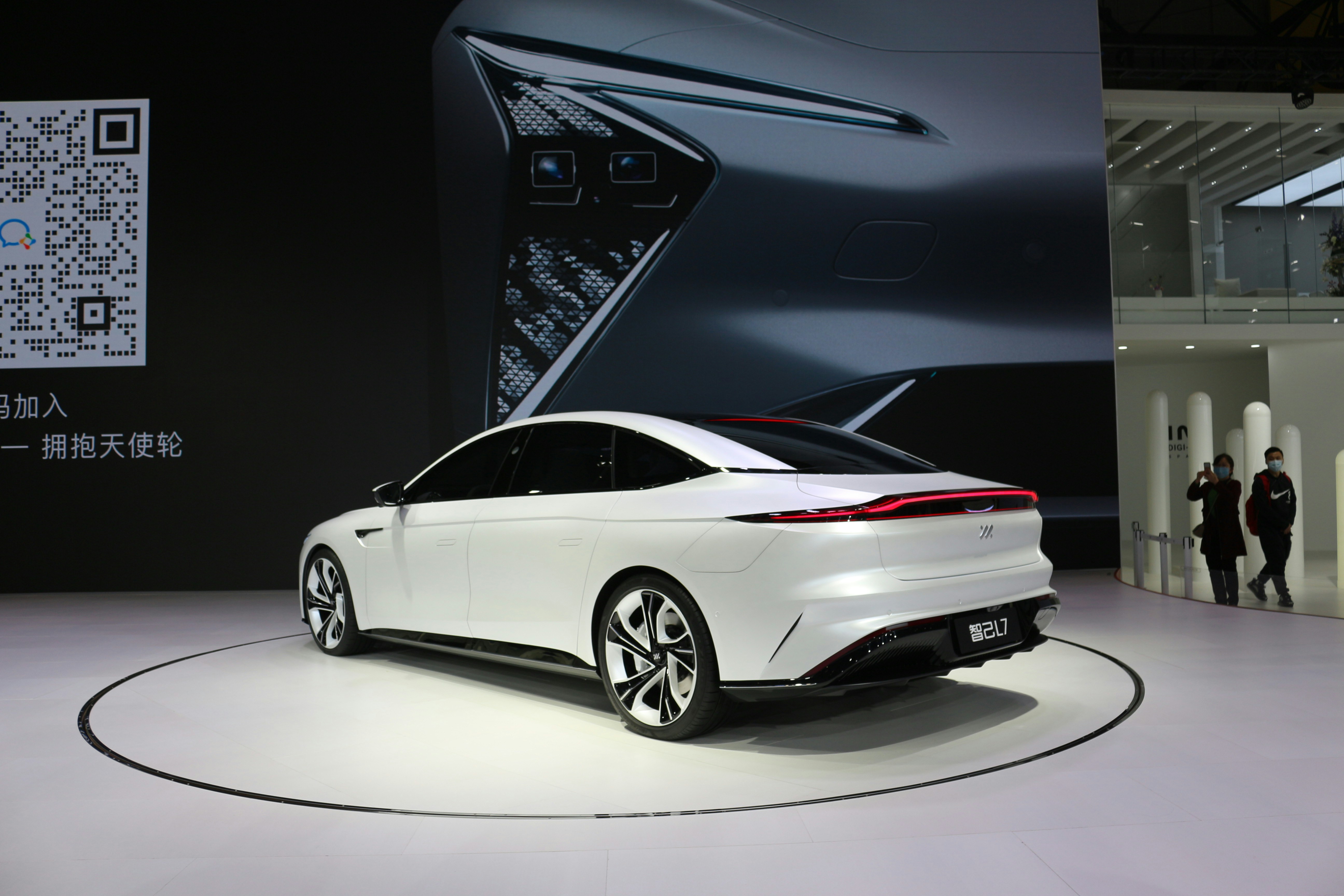 China abandona las pantallas táctiles en controles esenciales de sus nuevos coches