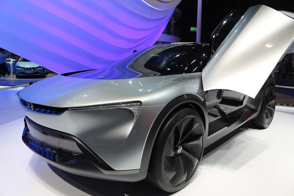 Un coche futurista en exhibición en un salón del automóvil