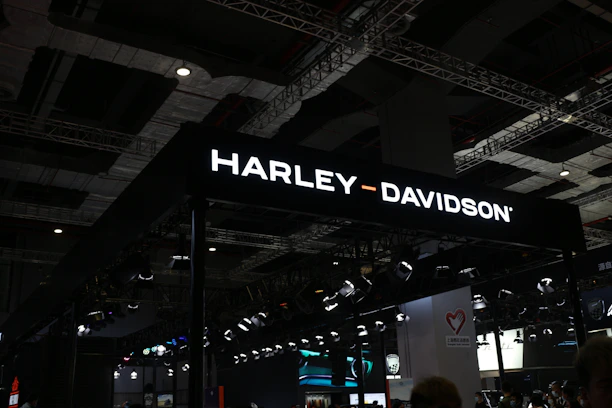 a sign that reads harley davidson on it