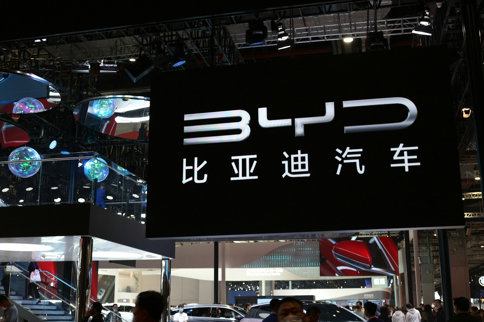 Estande da BYD em um salão do automóvel