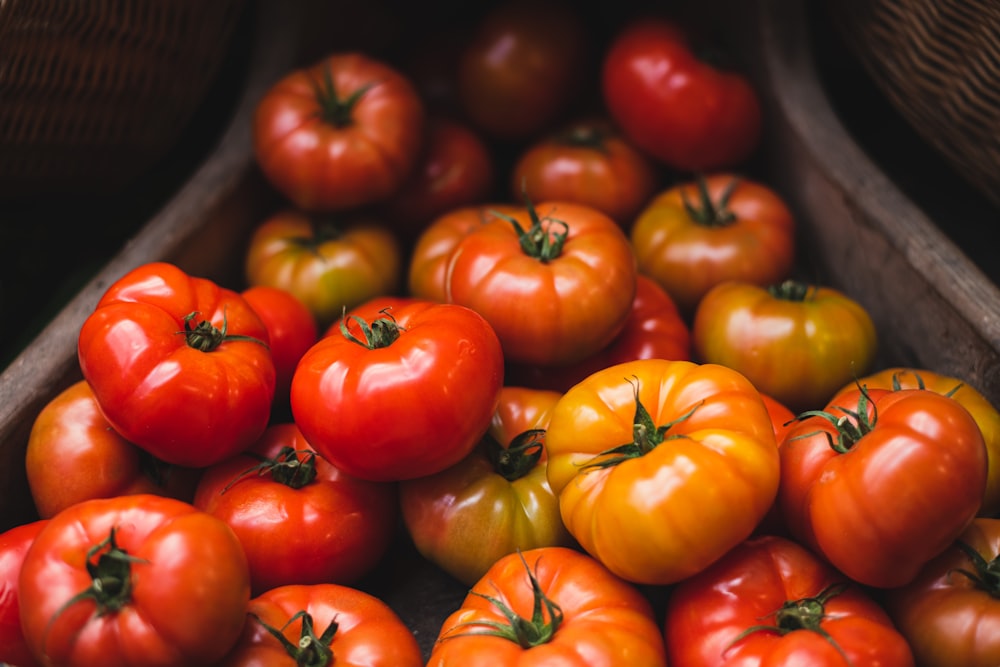 Ein Haufen roter und gelber Tomaten in einem Korb