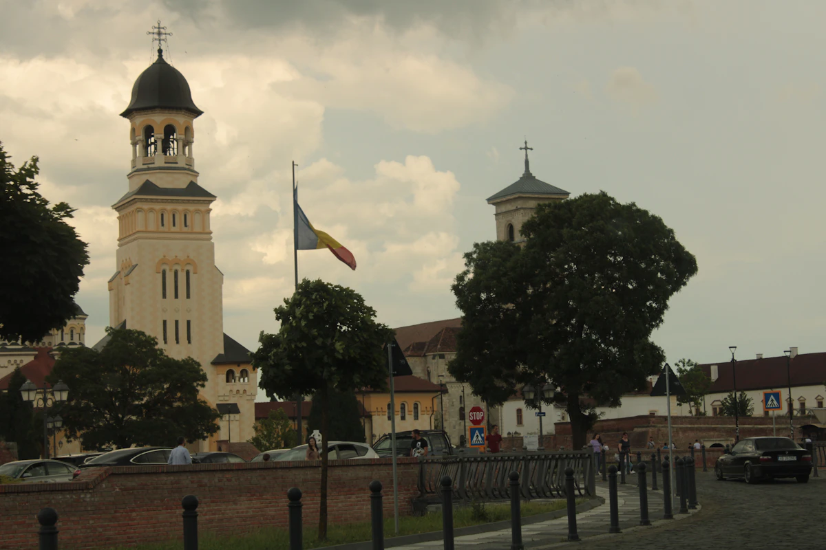 Cazare în Alba Iulia: clopotnița Catedralei Încoronării văzută din cetate