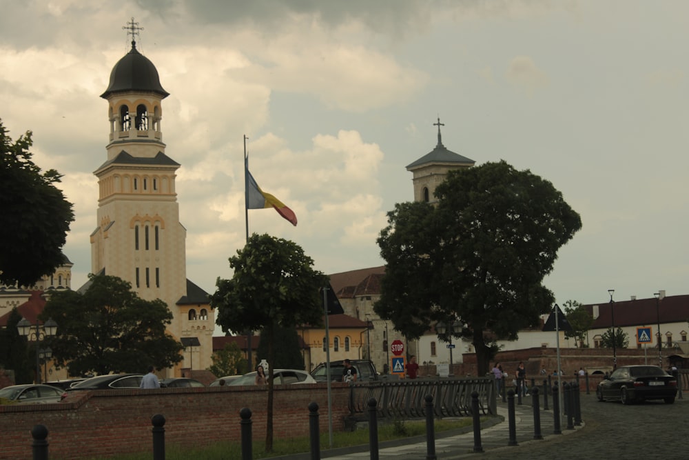 eine Kirche mit einem Kirchturm und einem Uhrturm