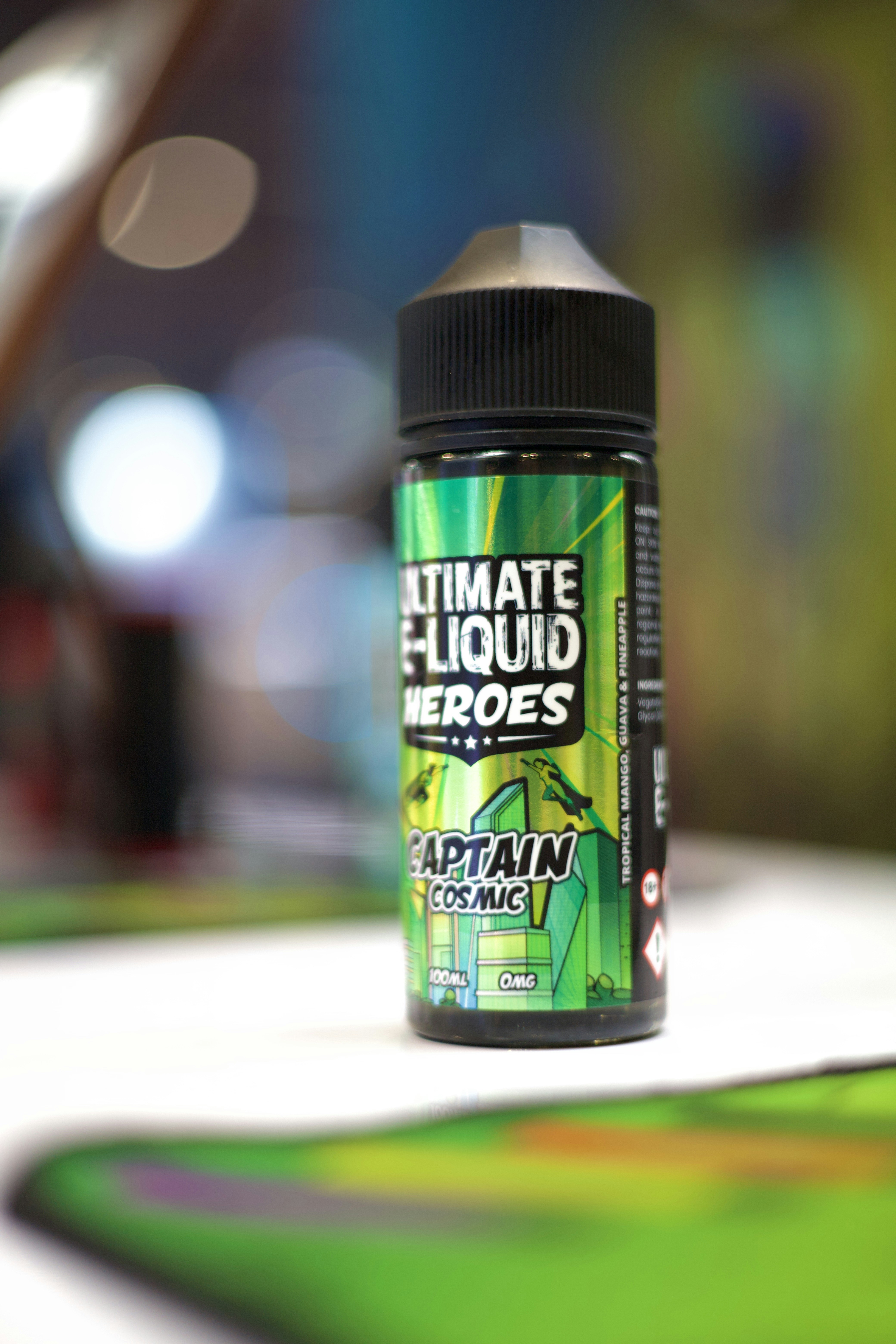 eine Flasche Flüssigkeit auf einem Tisch