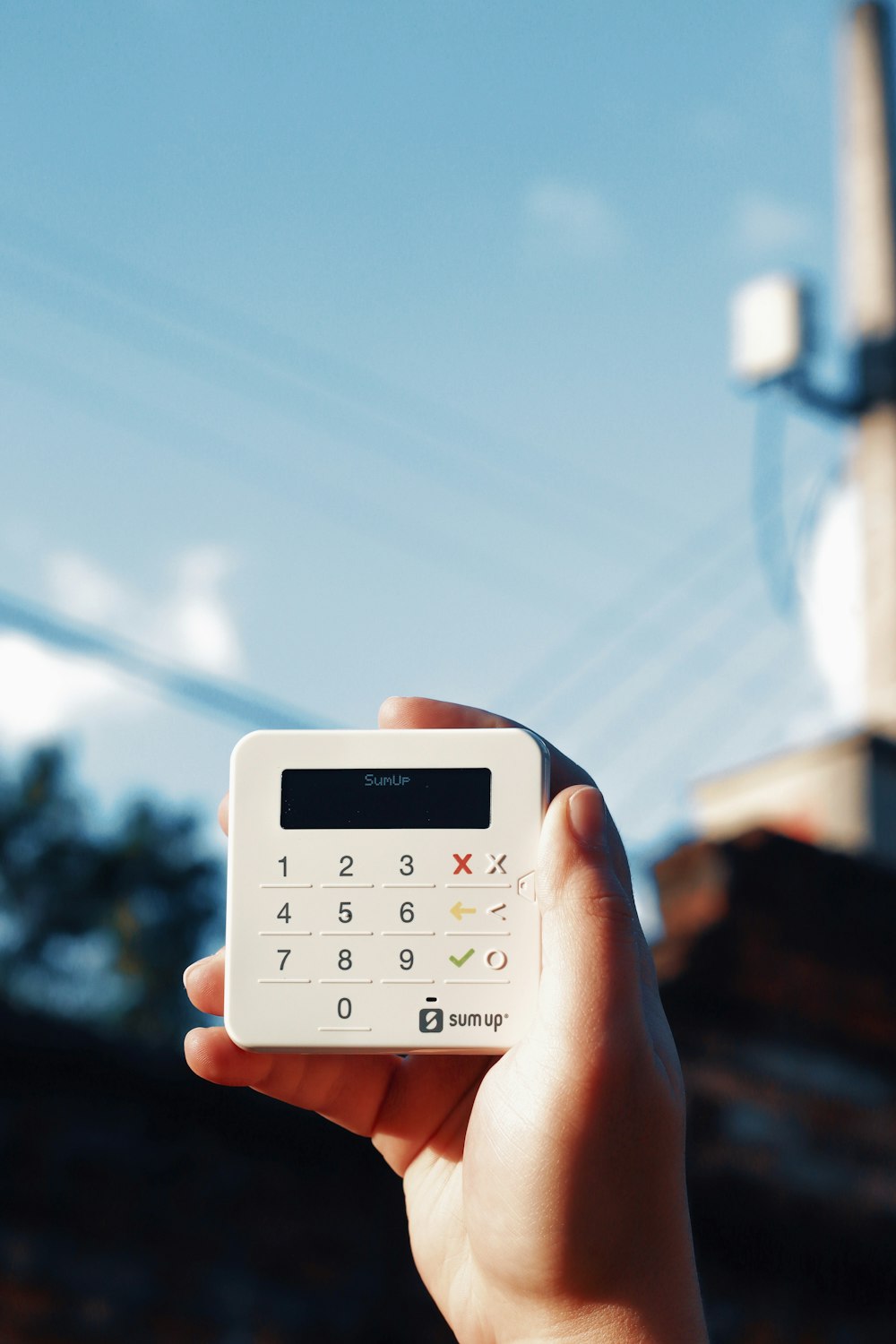 una persona sosteniendo una calculadora en la mano