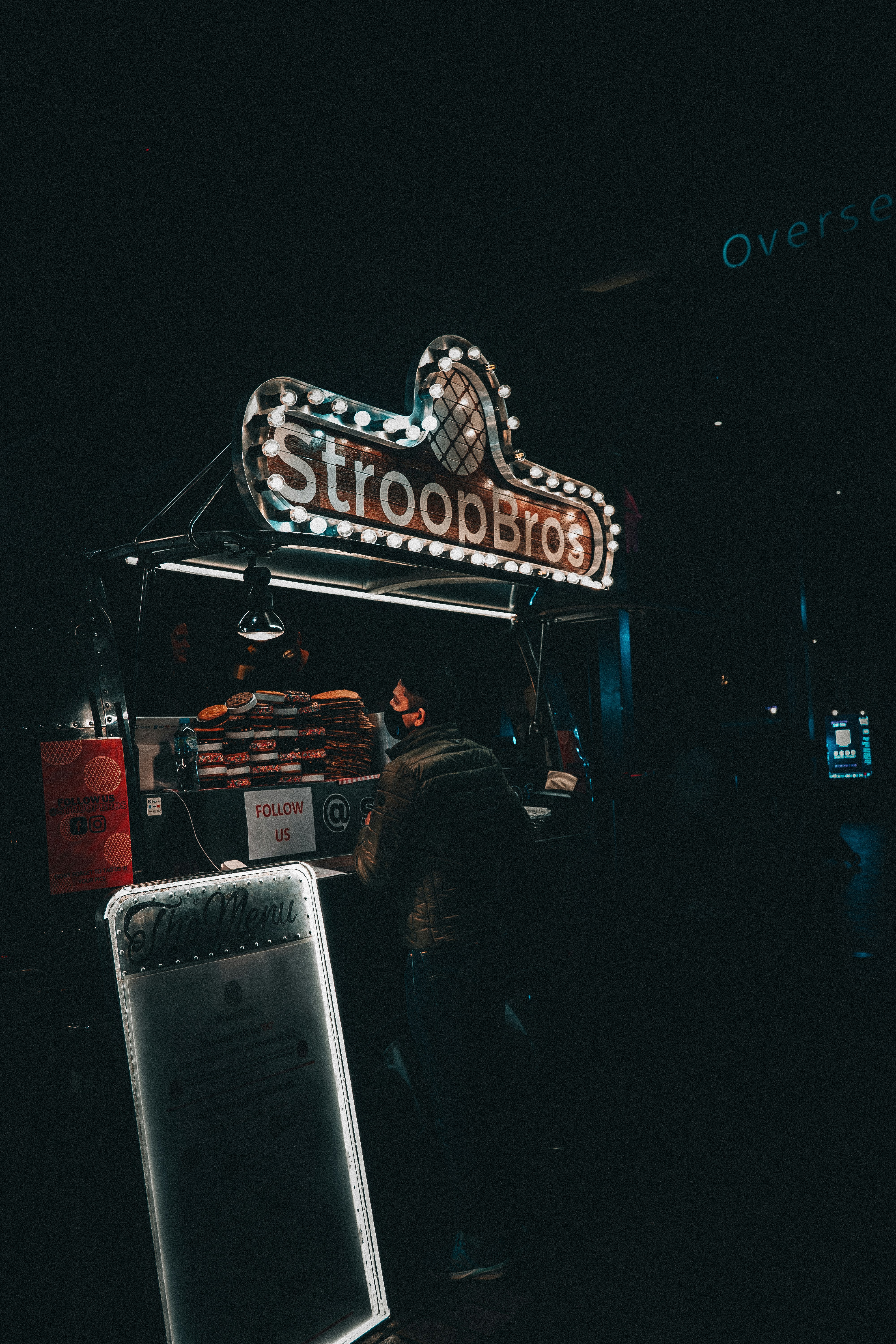 Eine Leuchtreklame, die sich an der Seite eines Gebäudes befindet