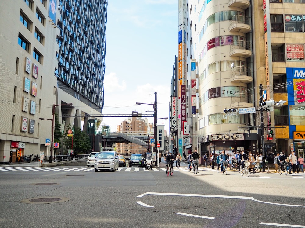 a busy city street filled with lots of traffic