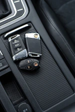 a bunch of car keys sitting on the center console of a car