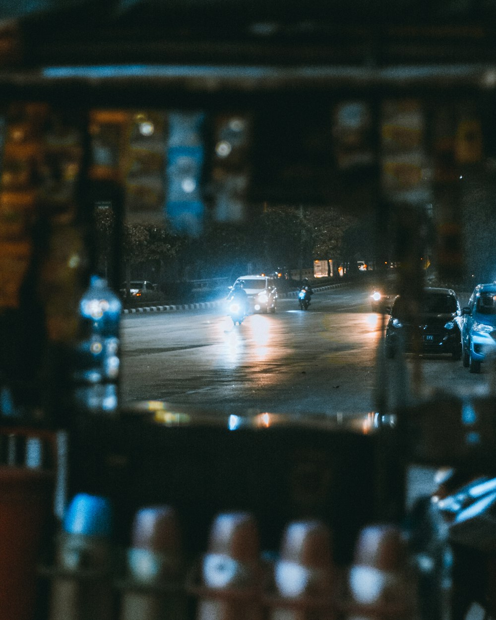 Ein verschwommenes Foto einer Straße bei Nacht