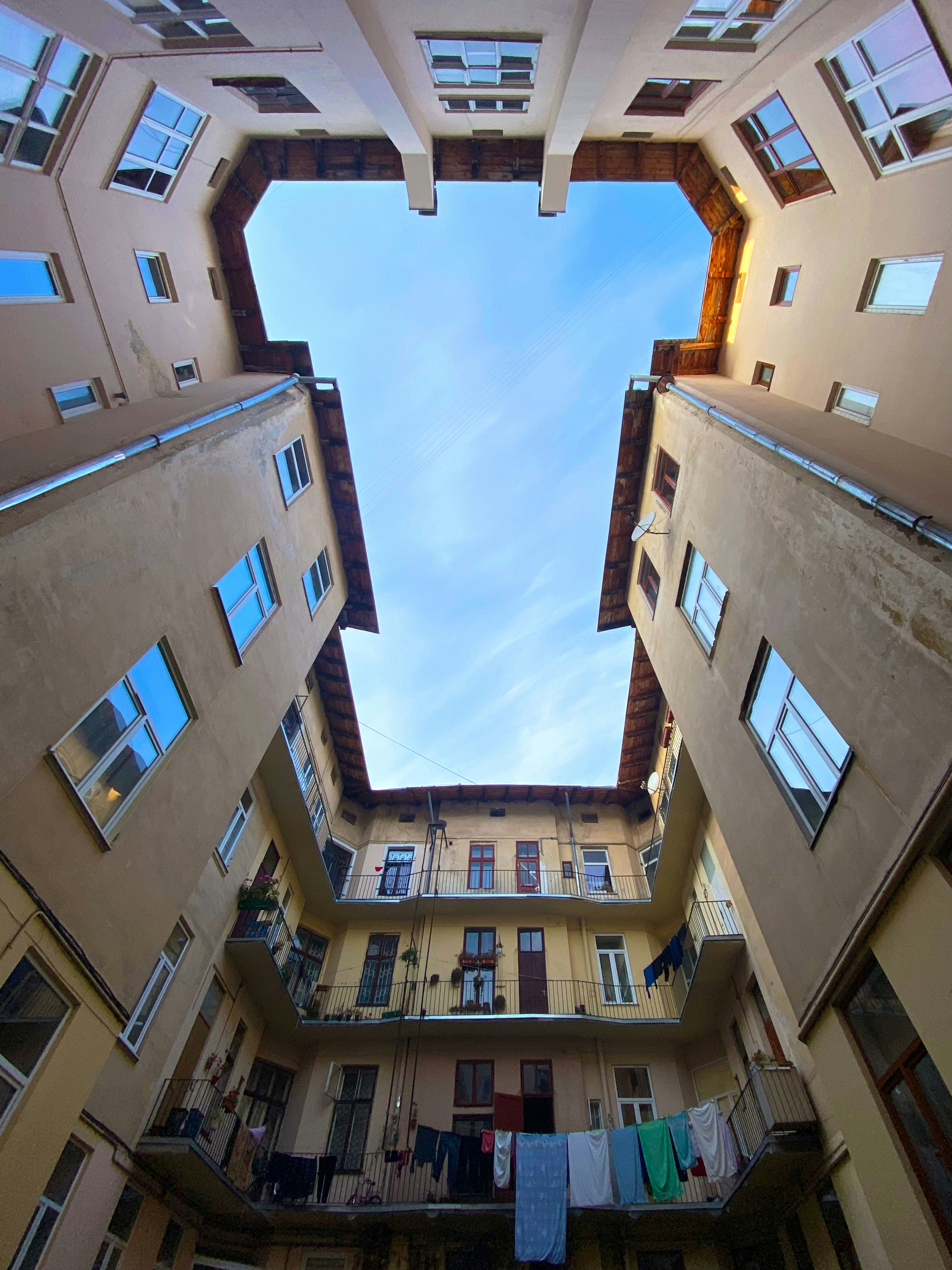 Ein sehr hohes Gebäude mit einem Himmelshintergrund