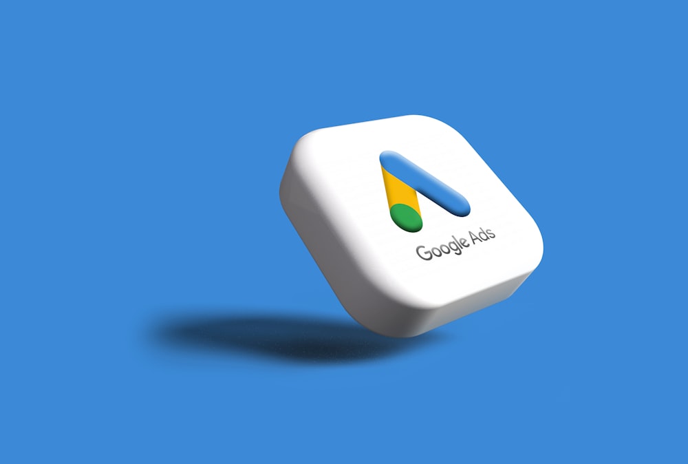 Ein weißes Google-Logo auf blauem Hintergrund