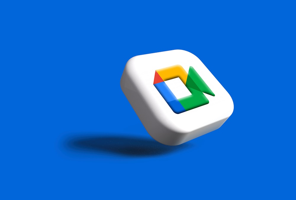 Un primer plano de un cubo blanco con un logotipo de Google en él
