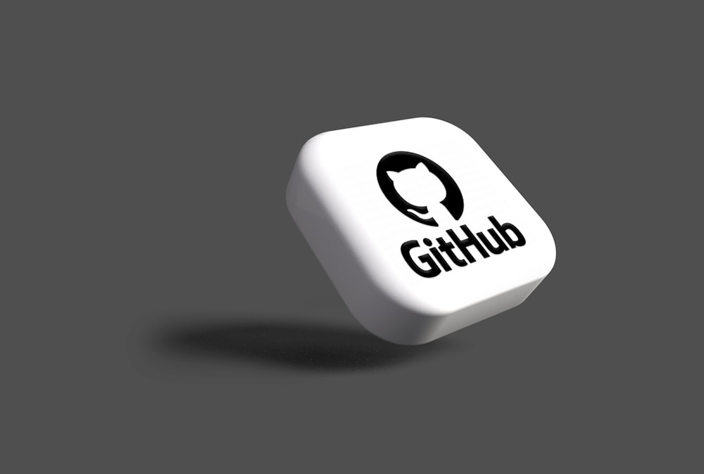 黒い GitHub ロゴが入った白いサイコロ