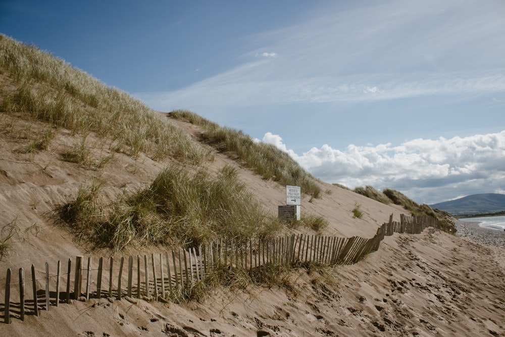 Ein Holzzaun an einem Sandstrand direkt am Meer