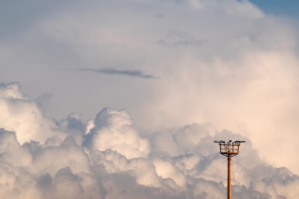 uma torre no meio de um céu nublado