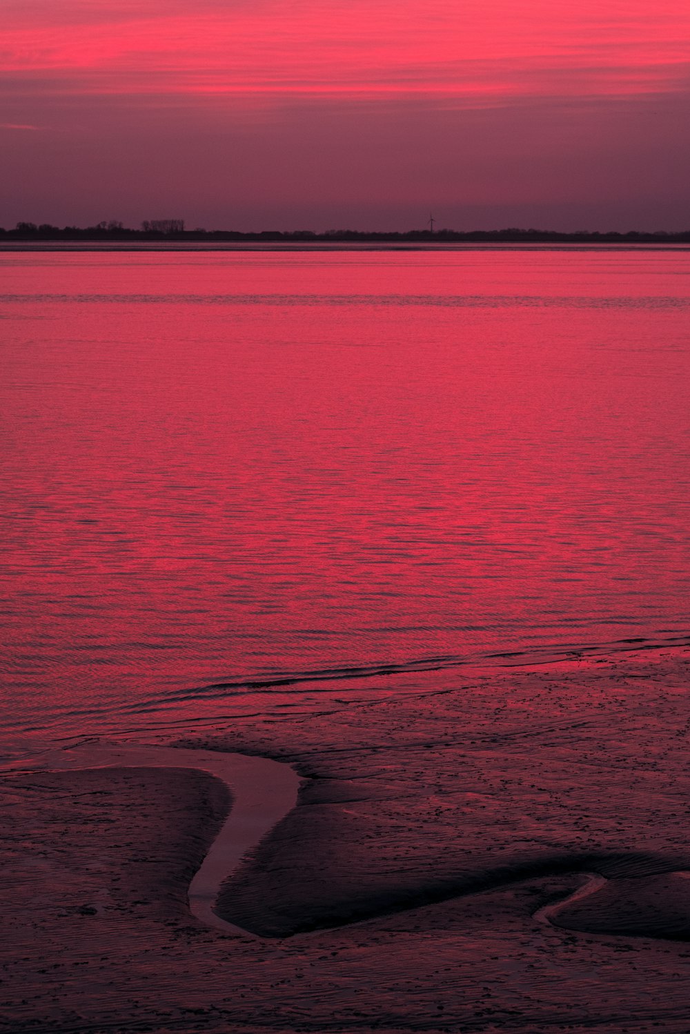 水域に沈む赤い夕日