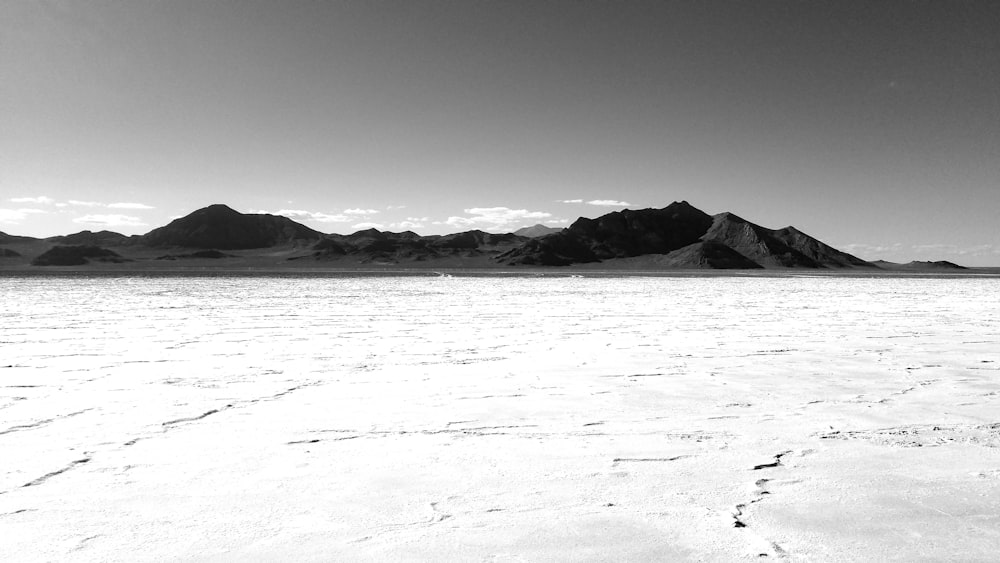 Une photo en noir et blanc de montagnes dans le désert