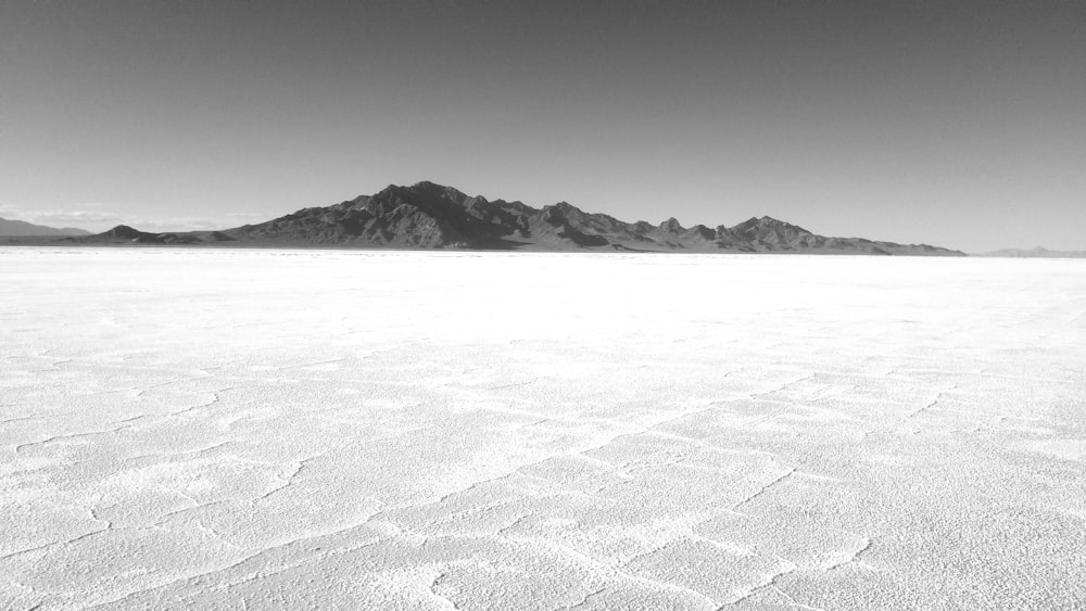 Una foto en blanco y negro de una cadena montañosa