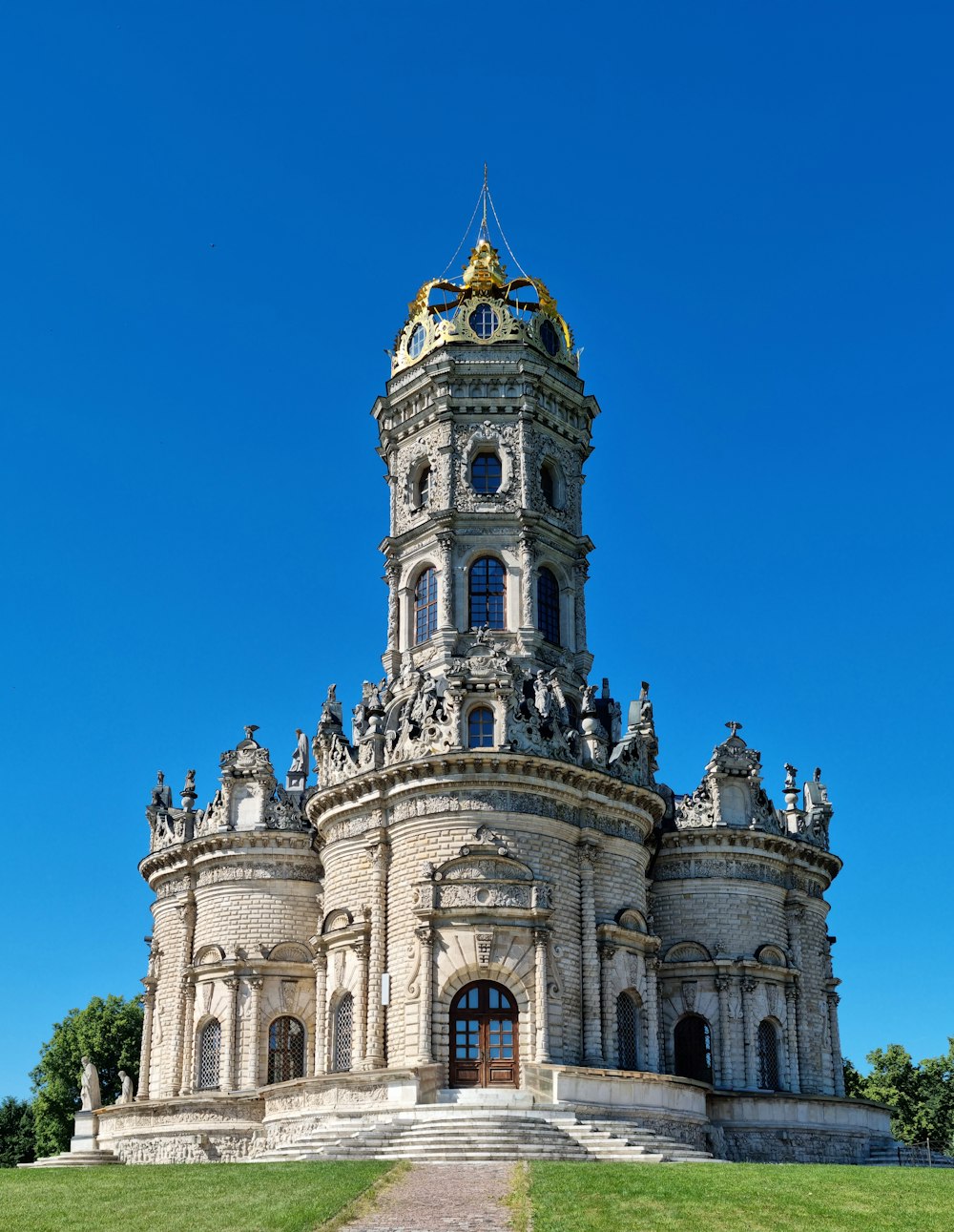 uma torre alta com um relógio em cima dela