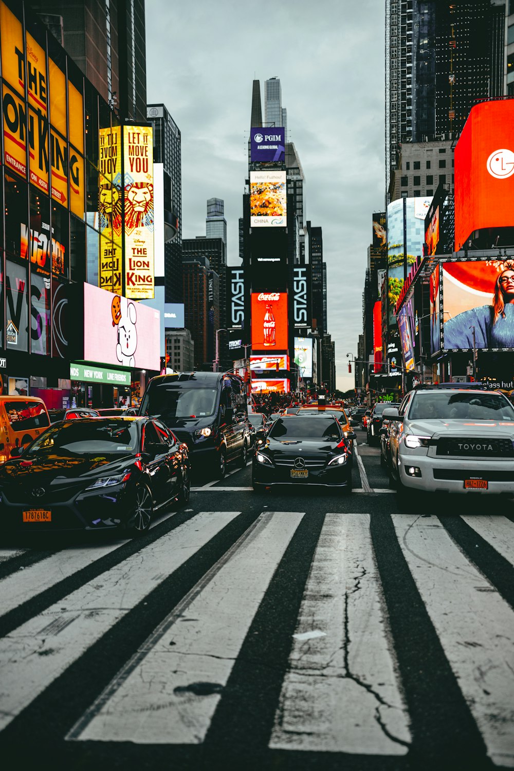 a busy city street filled with lots of traffic