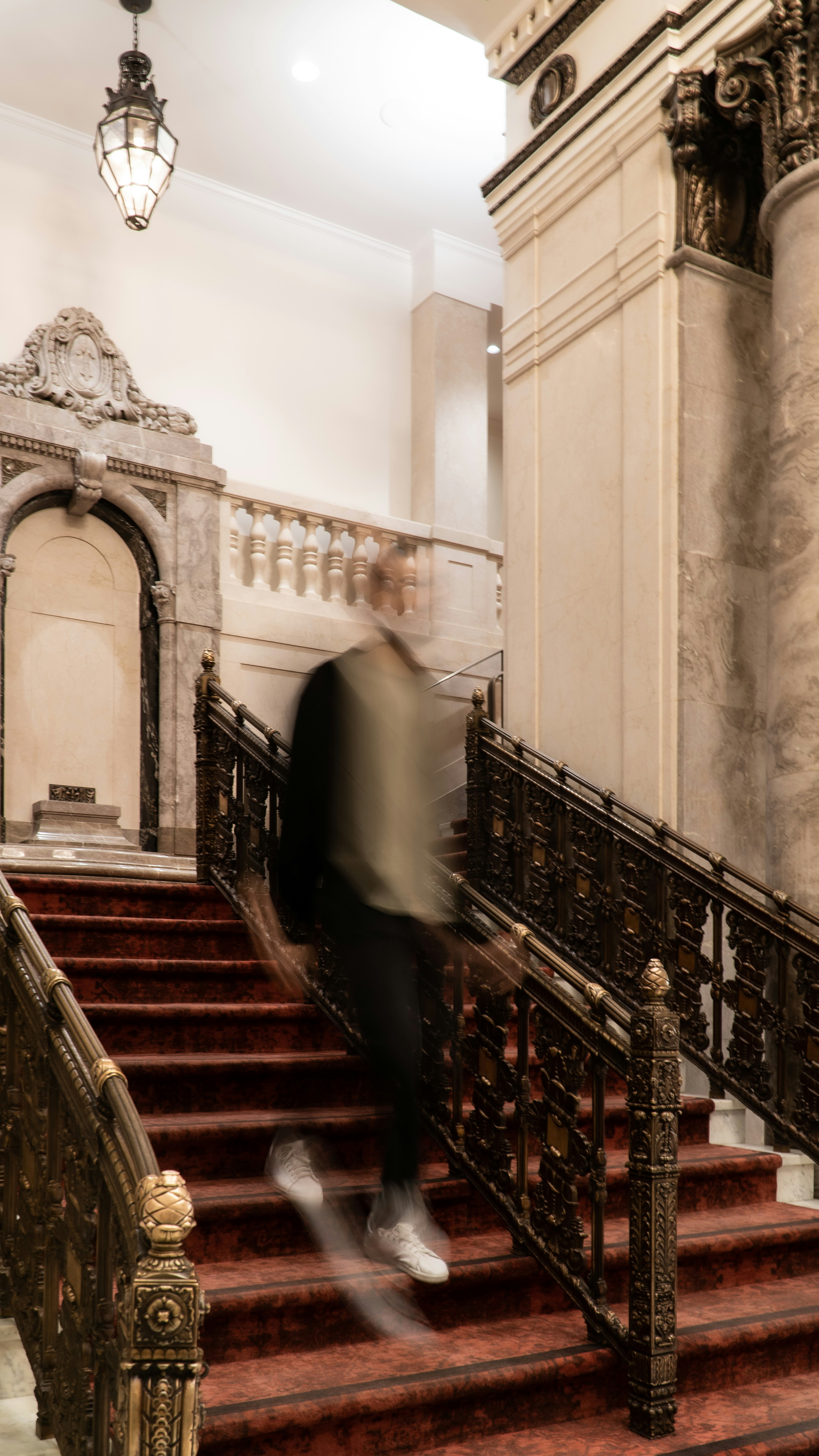 Ein verschwommenes Foto eines Mannes, der eine Treppe hinuntergeht