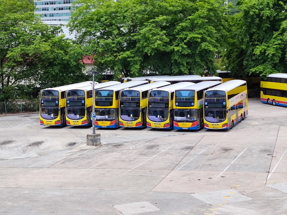 un groupe d’autobus garés dans un parking