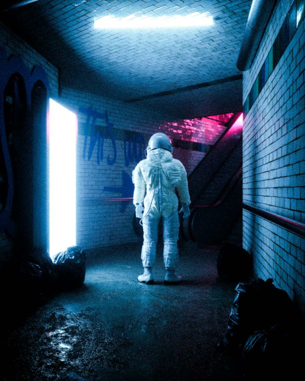 um homem em um traje espacial andando por um corredor