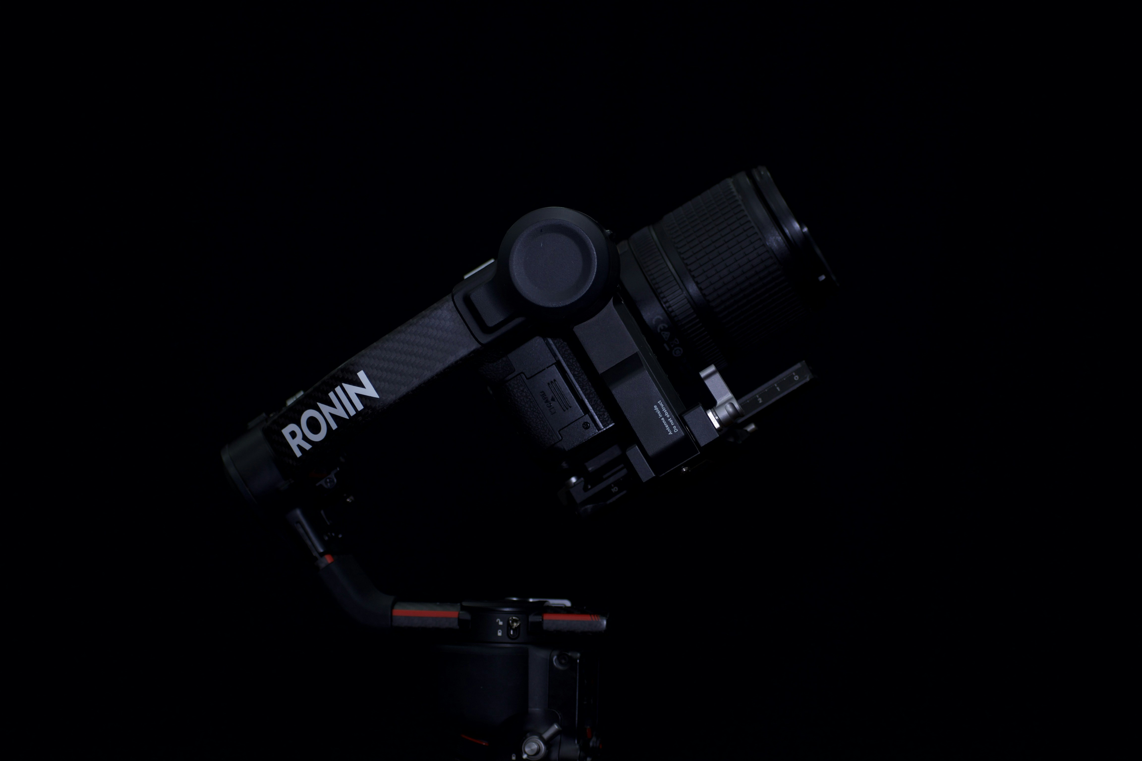 A camera on a tripod in the dark photo – Free Black Image on Unsplash