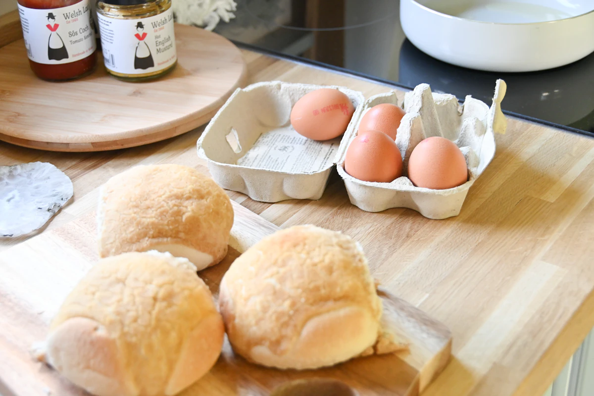 Nguyên liệu làm bánh trứng Hàn Quốc gồm trứng sữa bơ và bột mì
