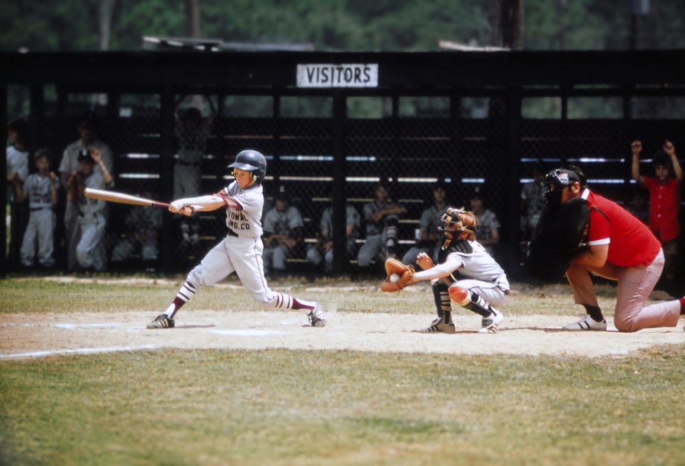 Ein Baseballspieler, der einen Schläger auf einen Ball schwingt